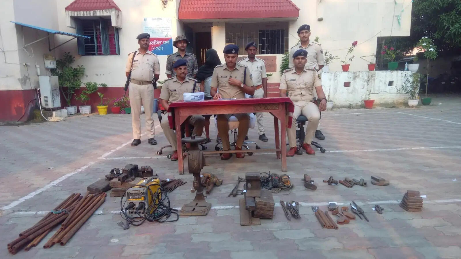 नवादा में मिनी गन फैक्ट्री का उद्भेदन, भारी मात्रा में हथियार व उपकरण बरामद