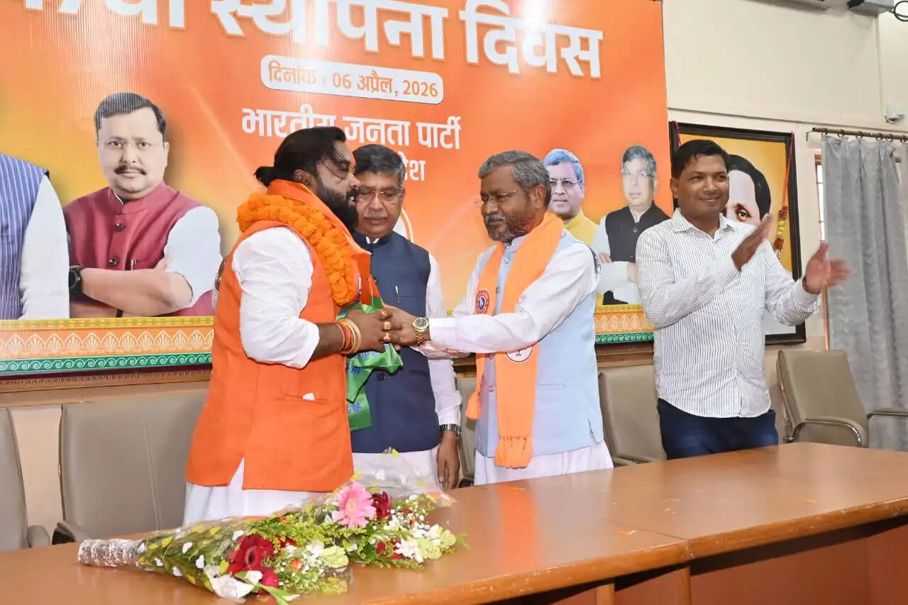 चटकपुर के मुखिया विक्की लोहरा सैकड़ों समर्थकों के साथ भाजपा में हुए शामिल