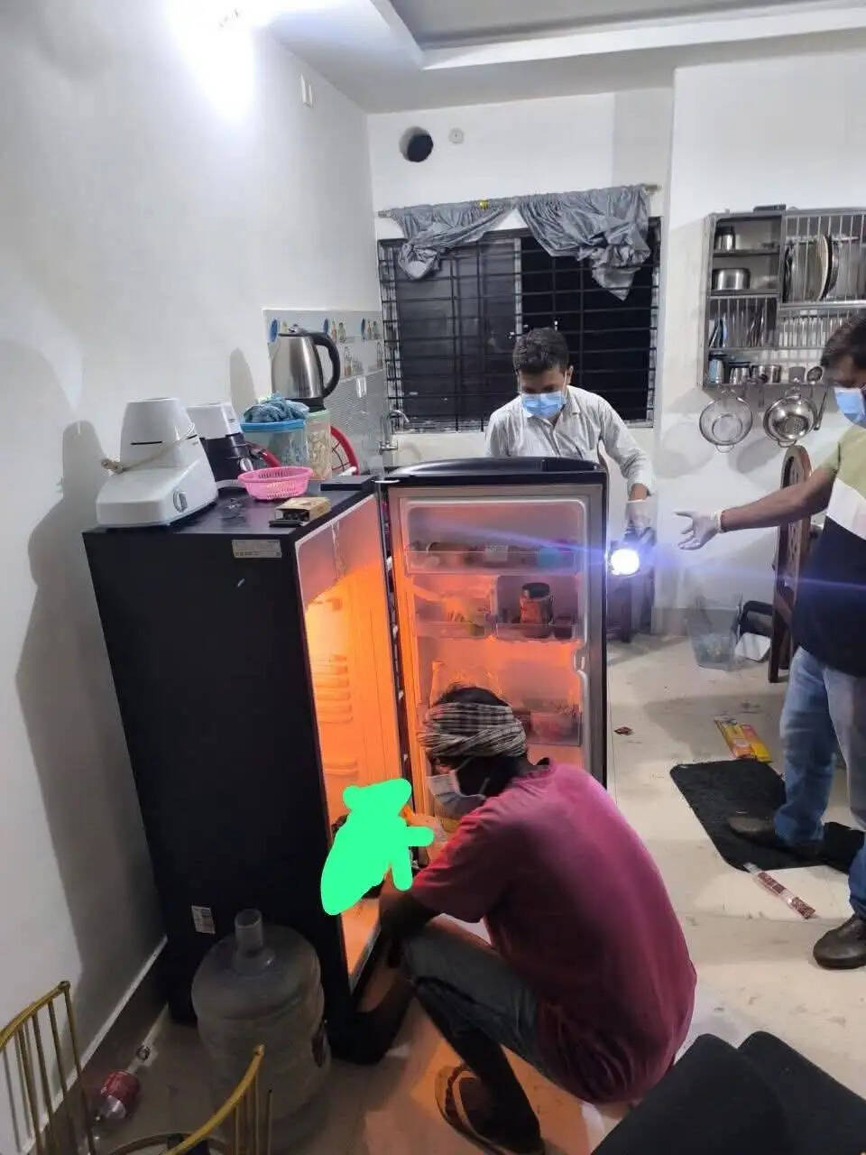 पत्नी का सर काट कर फ्रिज में डाल पति