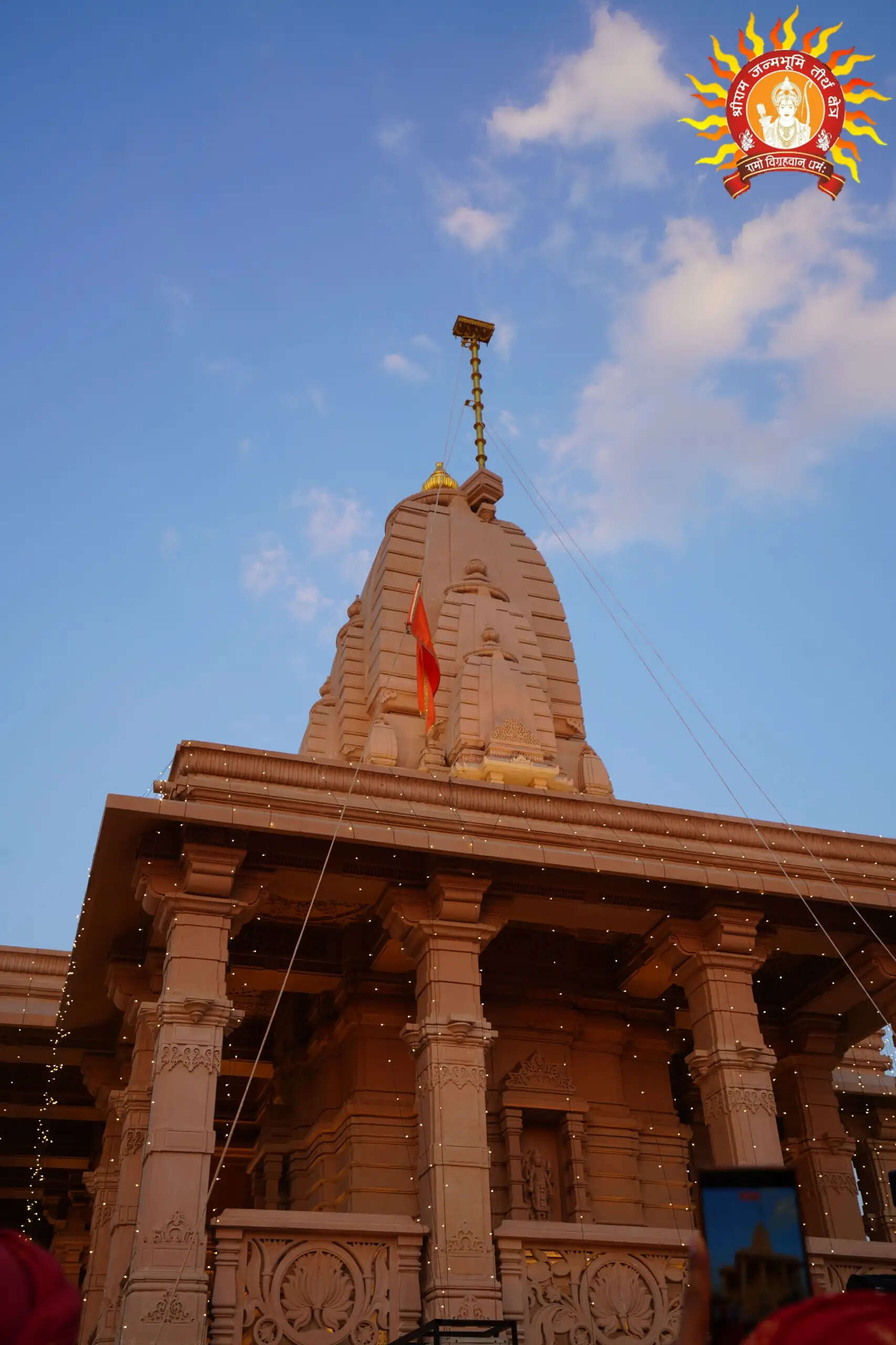 राम जन्मभूमि परिसर :&nbsp;शेषावतार मंदिर के शिखर पर संतों ने किया ध्वजारोहण