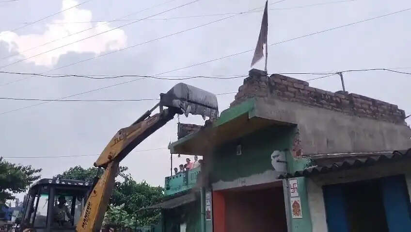 सप्तग्राम पंचायत के बड़ो पाड़ा में चला बुलडोजर, अवैध अतिक्रमण हटाया गया