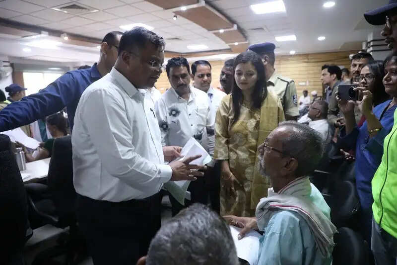 इंदौरः जनसुनवाई में संवेदनशील पहल, कलेक्टर ने जरूरतमंदों को दिलाई त्वरित राहत