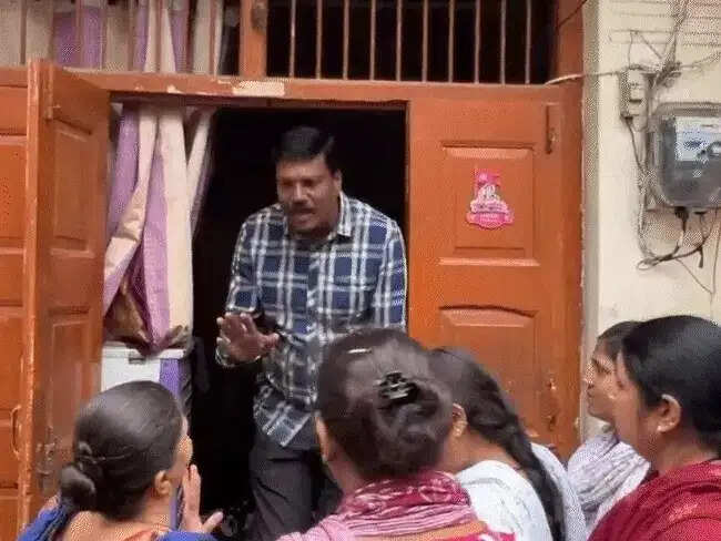इंदौर:&nbsp;जर्जर मकान खाली कराने महिला के पैरों में बैठे निगम अधिकारी, समझाइश के बाद चला बुलडोजर