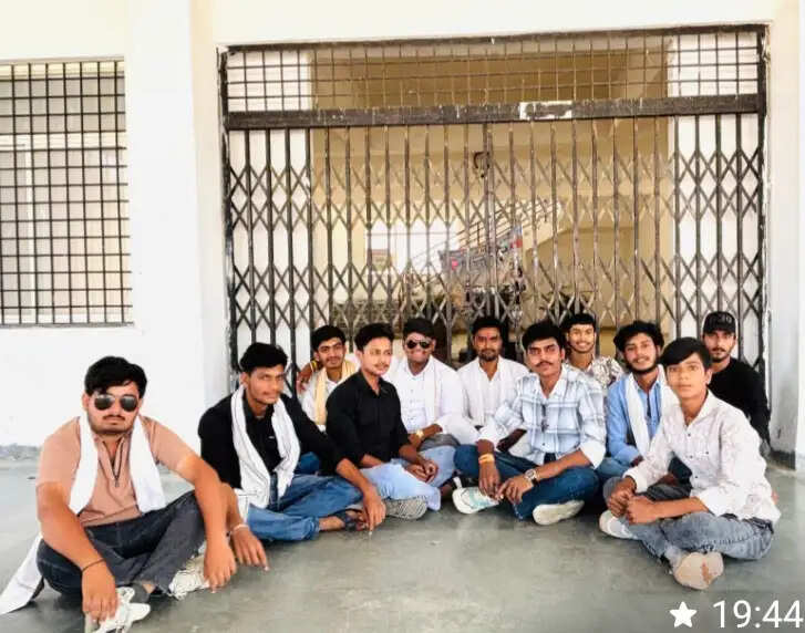राजगढ़ःएबीवीपी ने काॅलेज में नारेबाजी कर किया प्रदर्शन, प्राचार्य हटाने के आश्वासन पर माने छात्र