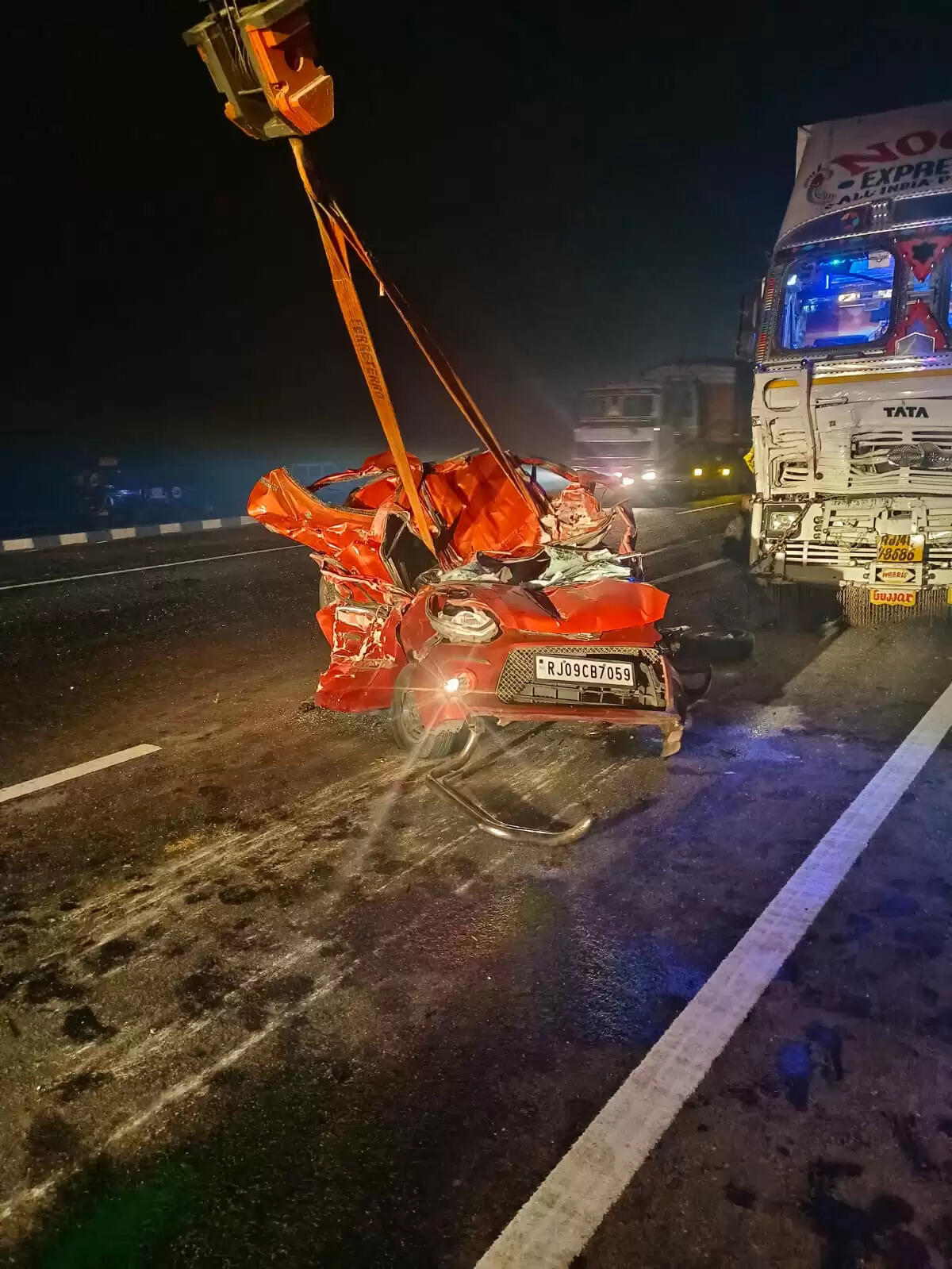 मवेशी को टकरा असंतुलित हुई कार लेन पार कर कंटेनर से टकराई, पति-पत्नी सहित चार की मौत