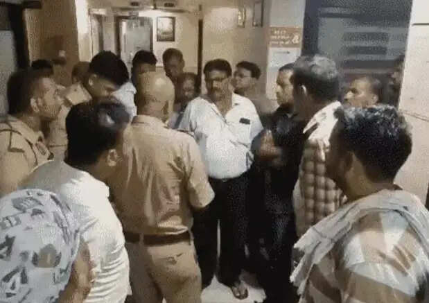झांसी : व्यापार मंडल अध्यक्ष के भतीजे को गोली मारी, हालत नाजुक