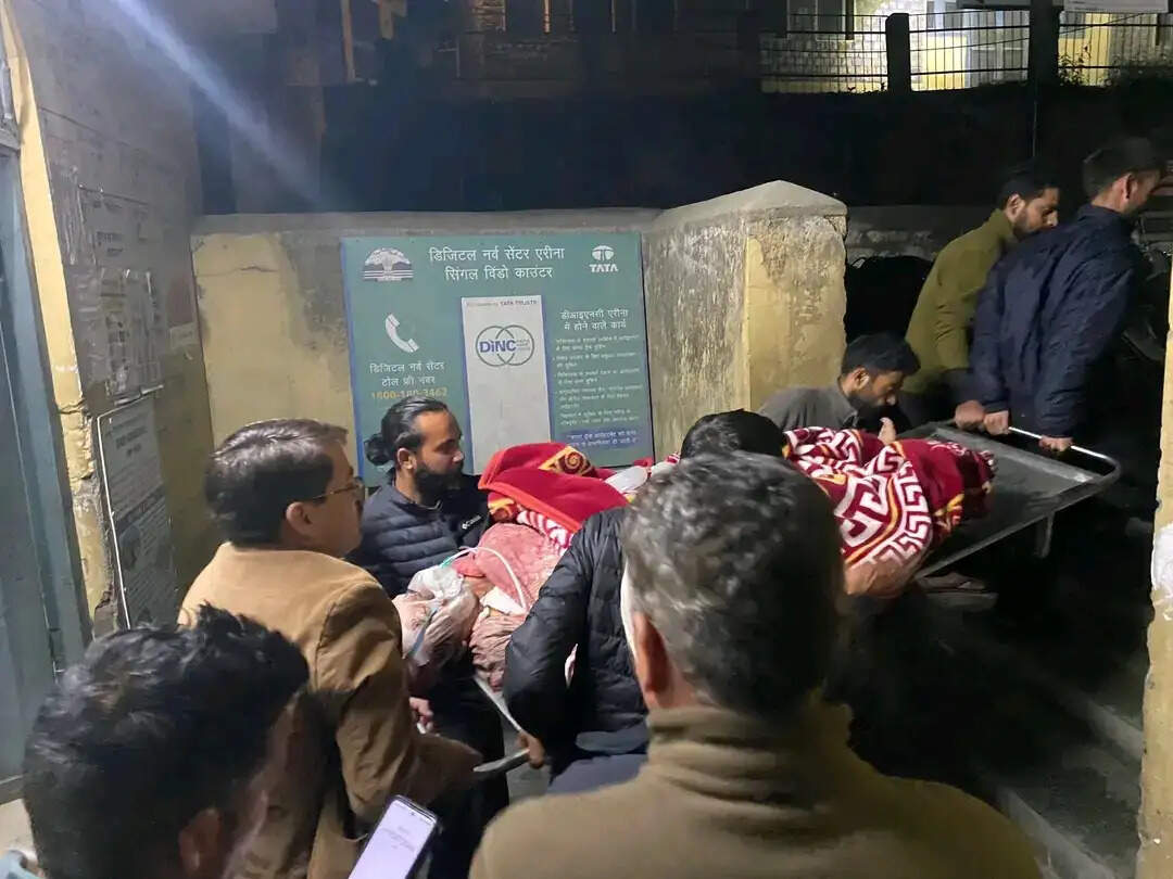 अपडेट: बंजार पर्यटक सड़क हादसे में 4 की मौत, 19 घायल