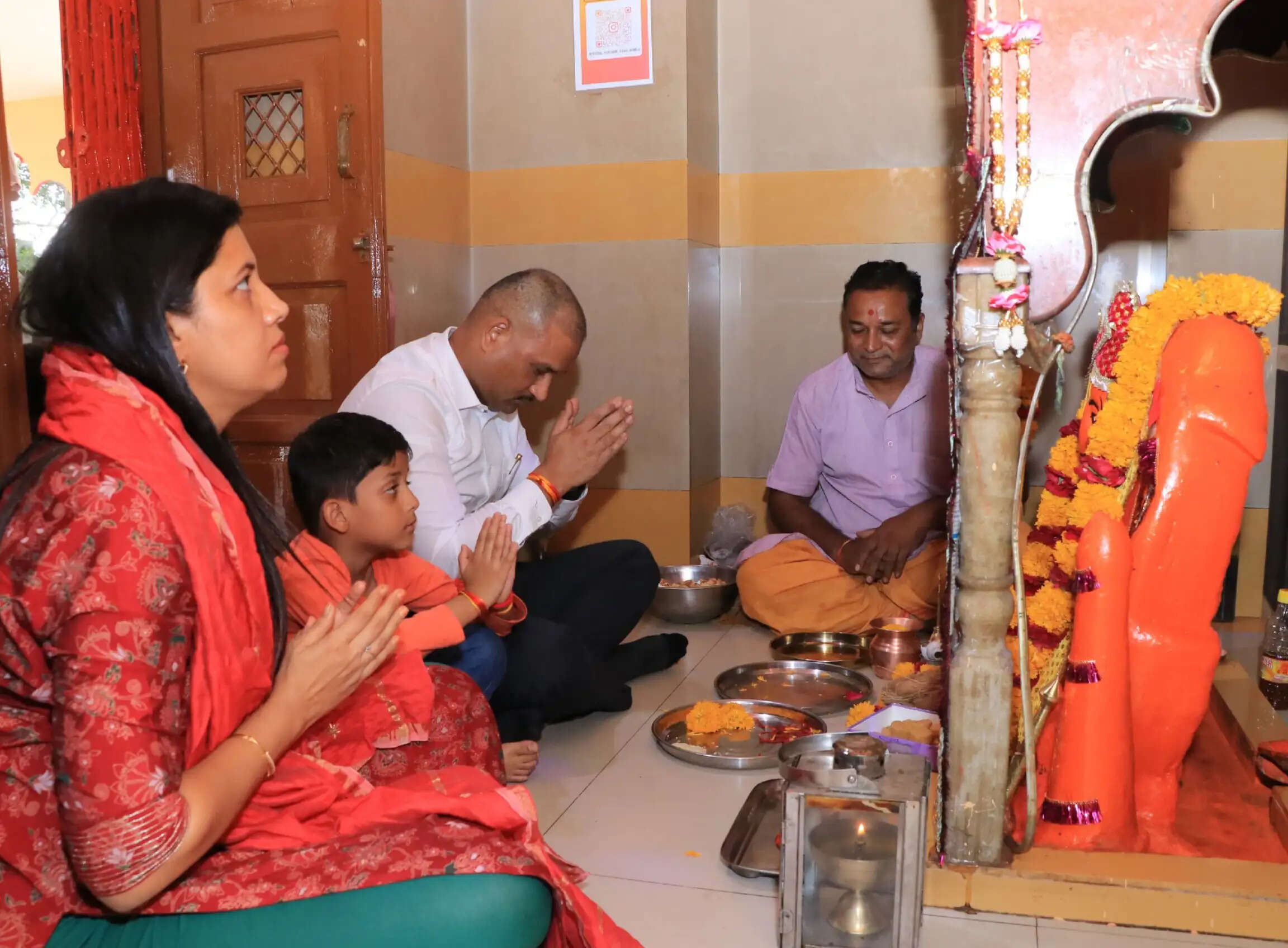 झाबुआ: कलेक्टर कै रूप में पदभार ग्रहण करने के पूर्व डॉ. भरसट ने दक्षिणमुखी कालका मंदिर एवं संकट मोचन हनुमान मंदिर में पूजा अर्चना की