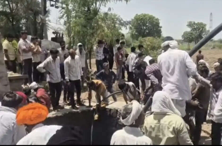 कुएं की मुंडेर मरम्मत करते रस्सा व बल्लियां टूटी, दो श्रमिकों की मौत