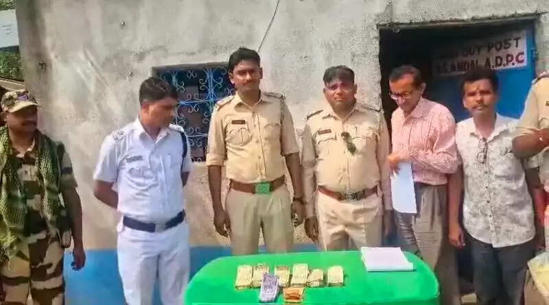 अंडाल नाका चेकिंग के दौरान पुलिस ने ढाई लाख रुपए पकड़े