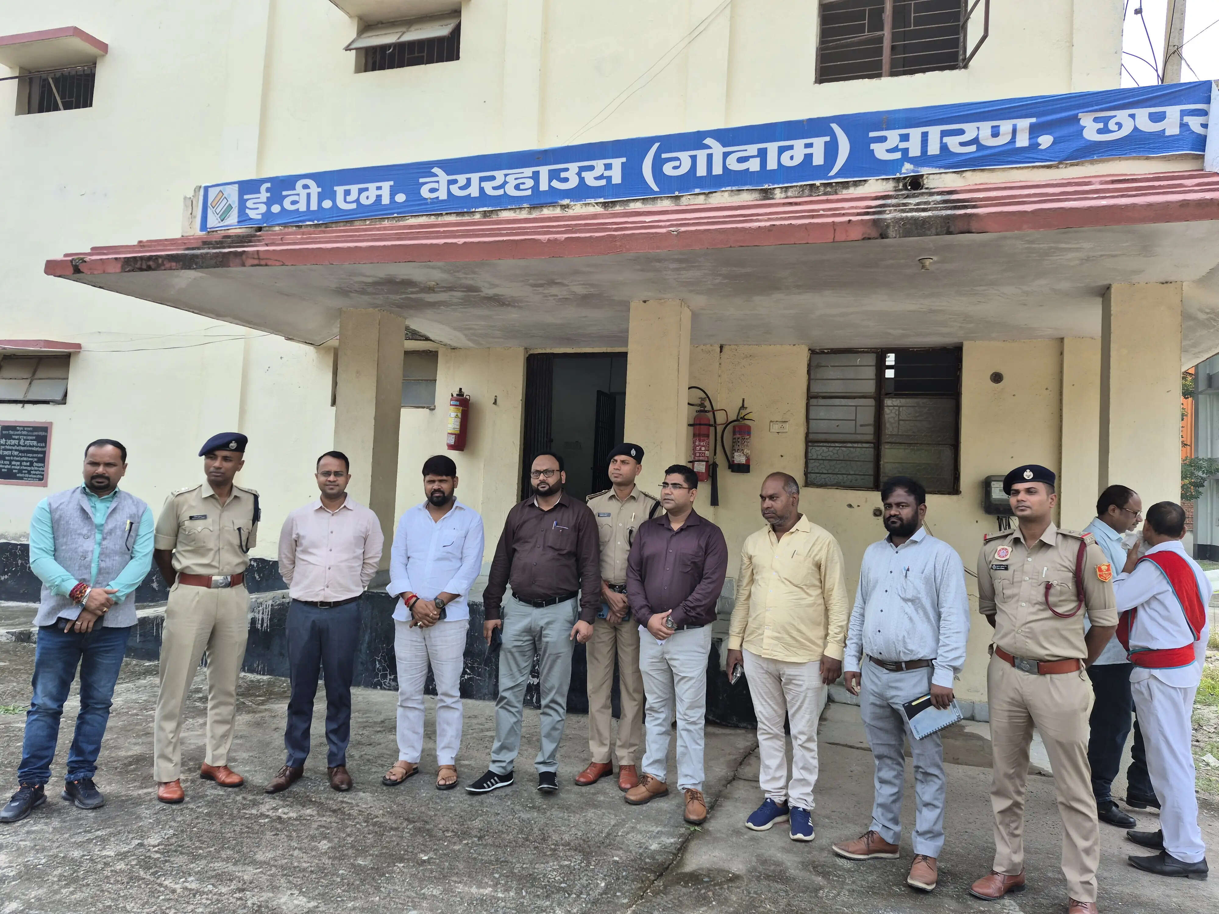छपरा ईवीएम वेयरहाउस में कर्मियों को दिया गया अग्निशमन का प्रशिक्षण