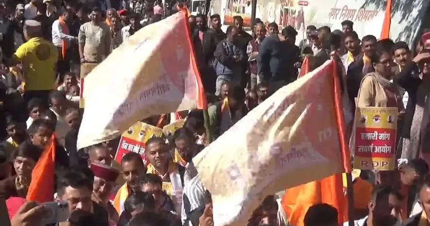 शिमला : सचिवालय के बाहर प्रदर्शनकारियों का भारी हंगामा, पुलिस ने किया वाटर कैनन का इस्तेमाल
