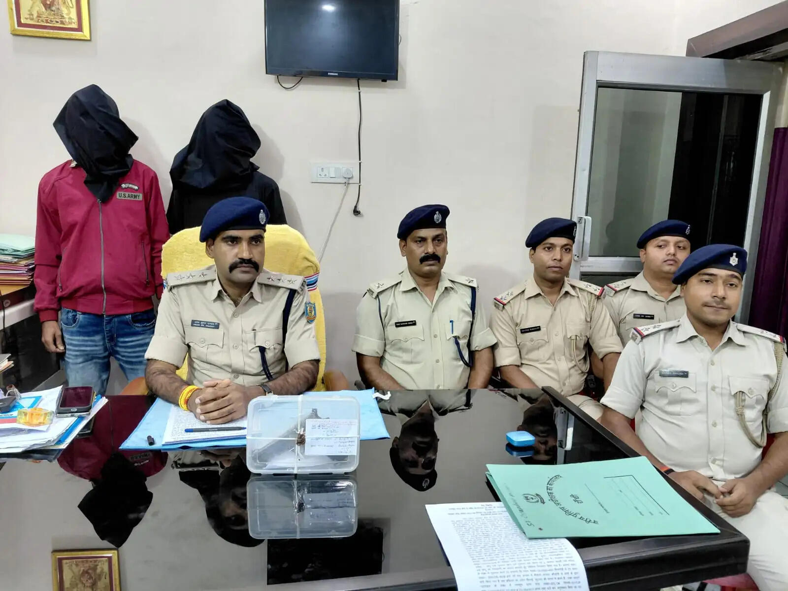हथियार के साथ दो गिरफ्तार