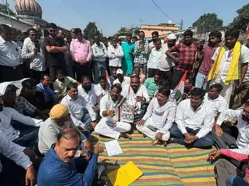 अनूपपुर: डोला-बिजुरी सड़क निर्माण की मांग को लेकर कांग्रेस का चक्काजाम
