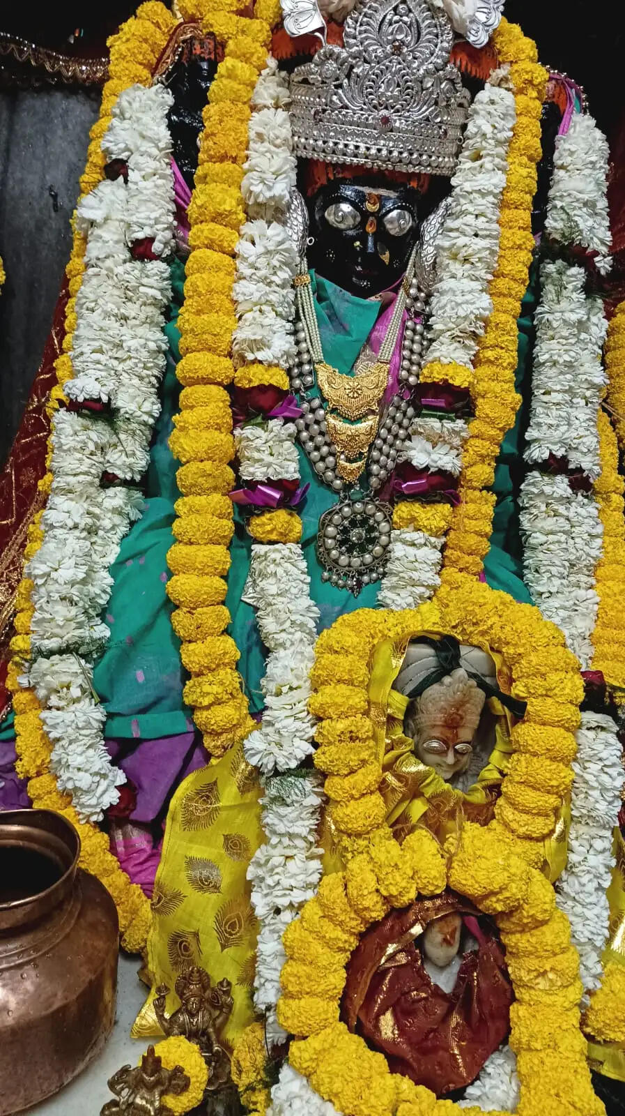 अनूपपुर: सुबह आरती के बाद बंद हुए मंदिरों के पट, शाम को खुलते ही उमडी श्रद्धालुओं की भीड