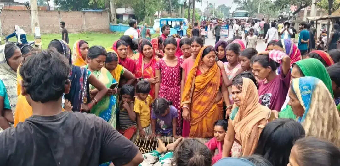 सड़क दुघर्टना में महिला की मौत, आक्रोशित लोगों ने किया सड़क जाम