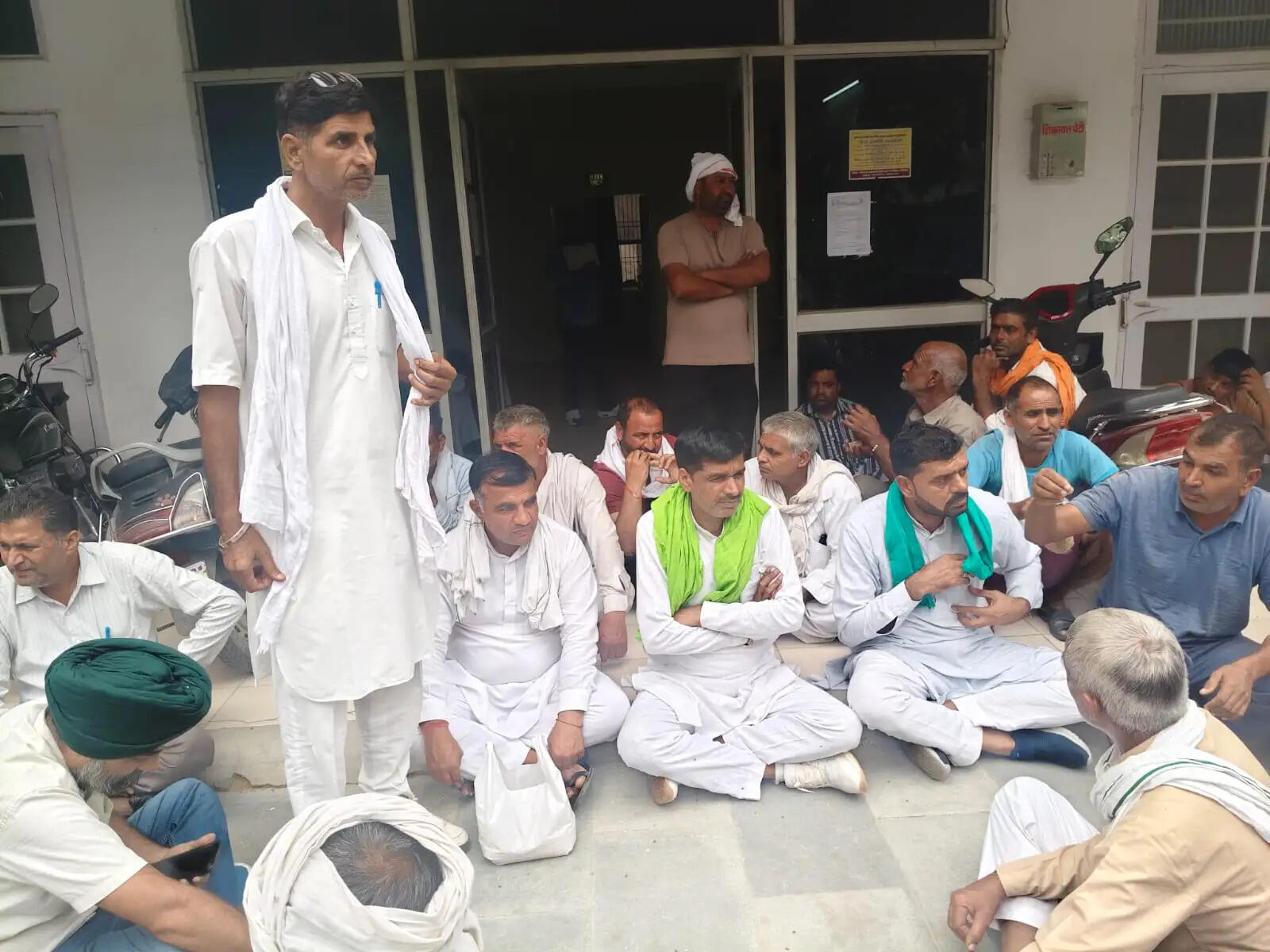कैथल: धान की खरीद न होने पर किसानों ने मार्केट कमेटी कार्यालय पर जड़ा ताला