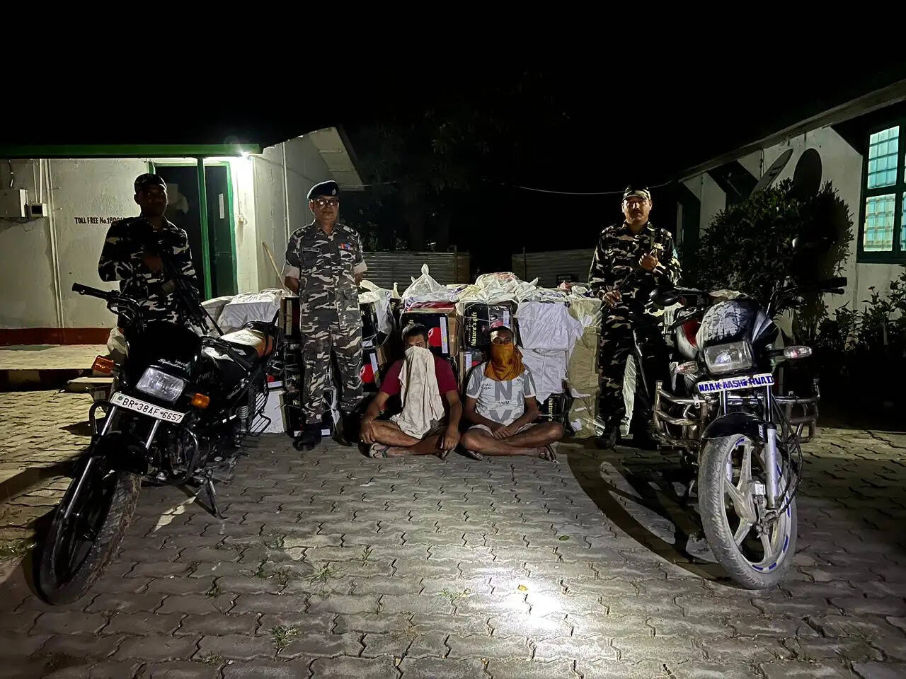 एसएसबी ने दो मोटरसाइकिल समेत तस्करी के 123 पैकेट चाइनीज सेब बरामद किया
