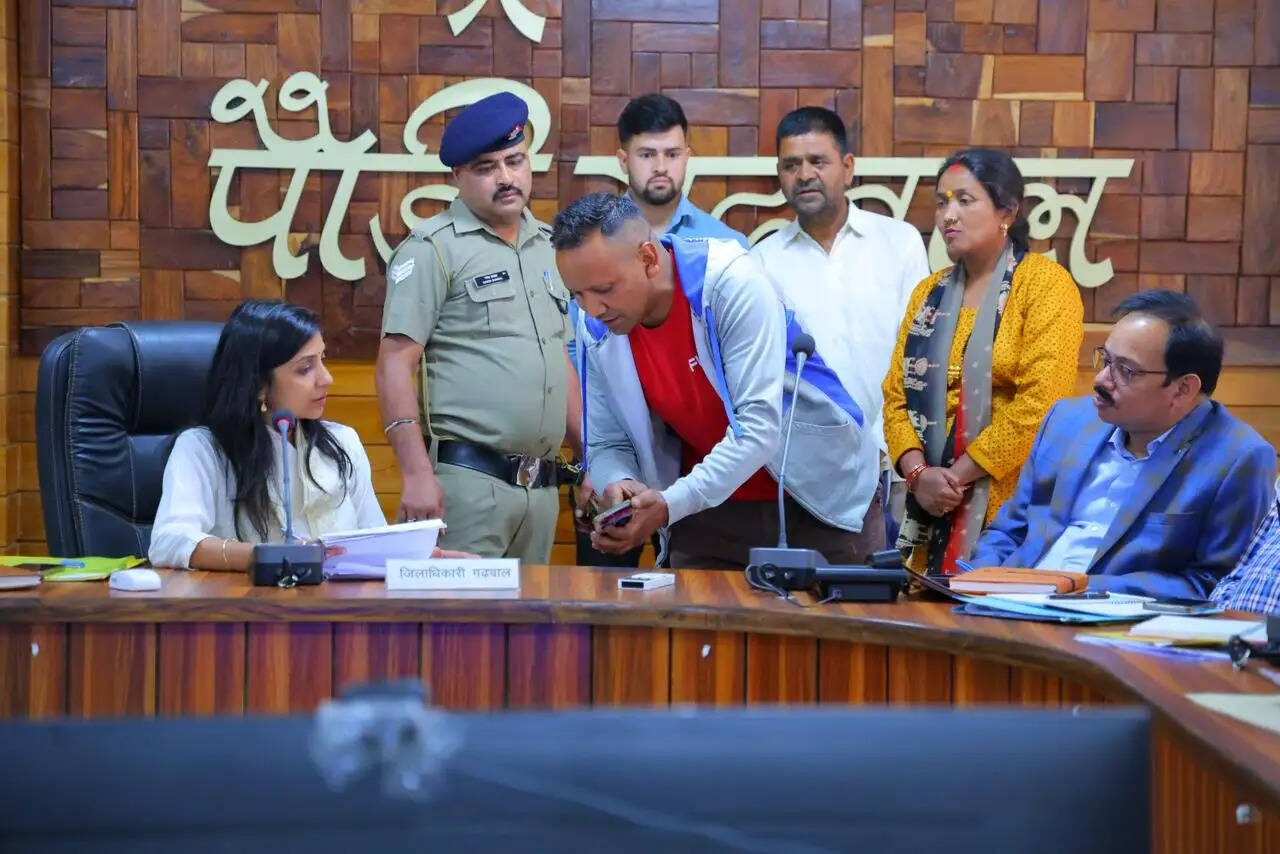 जनता दरबार में डीएम को गिनवाई समस्याएं