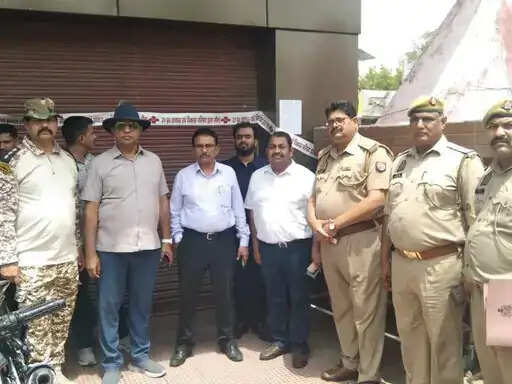 आवास विकास टीम ने मारा छापा, न्यूरो अस्पताल का बेसमेंट और तीन लाइब्रेरी सील