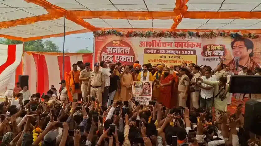 हिन्दू पर मुसीबत आए तो घर से निकलना, छत पर खड़े मत रहना : पं. धीरेंद्र शास्त्री