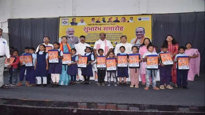 डेस्क युक्त स्कूल बैग बच्चों के स्वास्थ्य और गुणवत्तापूर्ण शिक्षा में होंगे सहायक : केंद्रीय मंत्री उइके