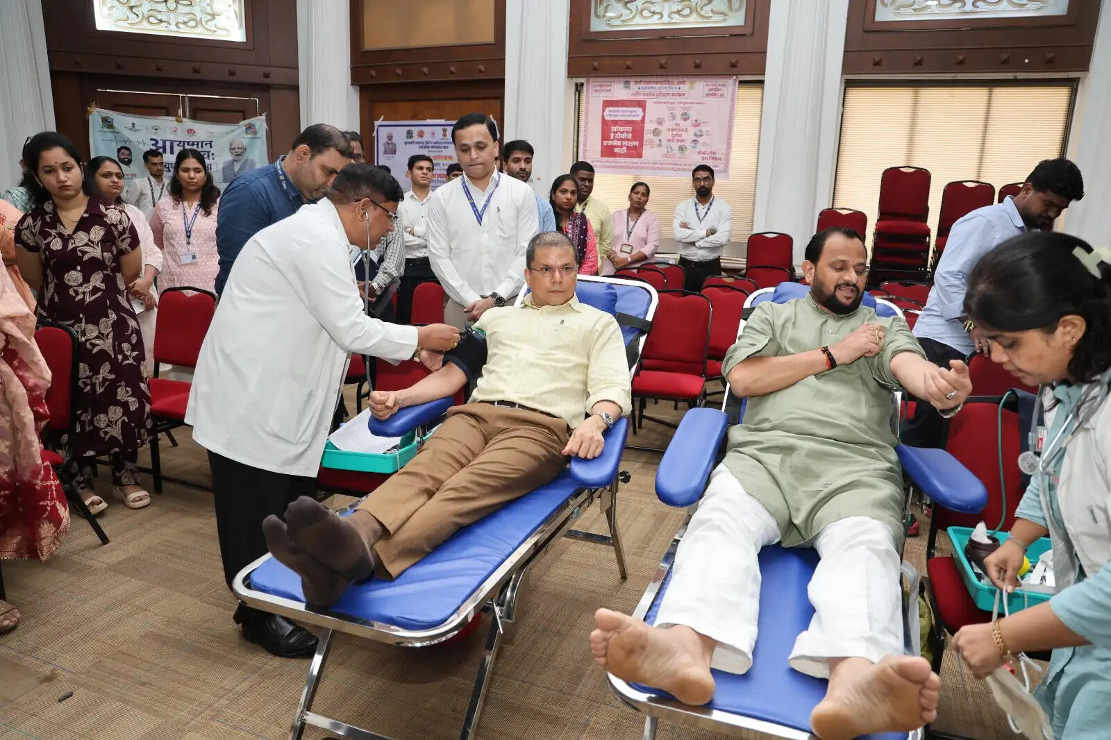 ठाणे मनपा के सेवा संकल्प मुहिम में अधिकारियो ने रक्त दान किया