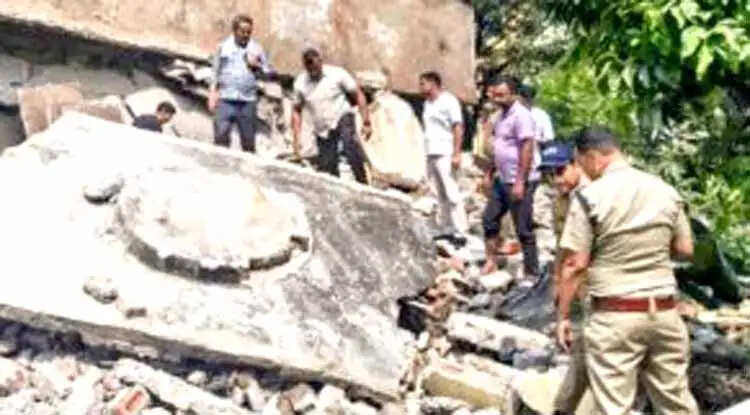 धनौरी में इमारत का हिस्सा ढहा, पीएसी जवान मलबे में दबा