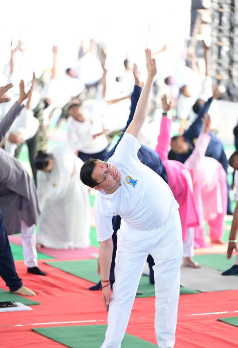 मुख्यमंत्री ने बनबसा में हजारों लोगों संग किया योगाभ्यास, योग को जीवनशैली बनाने का आह्वान