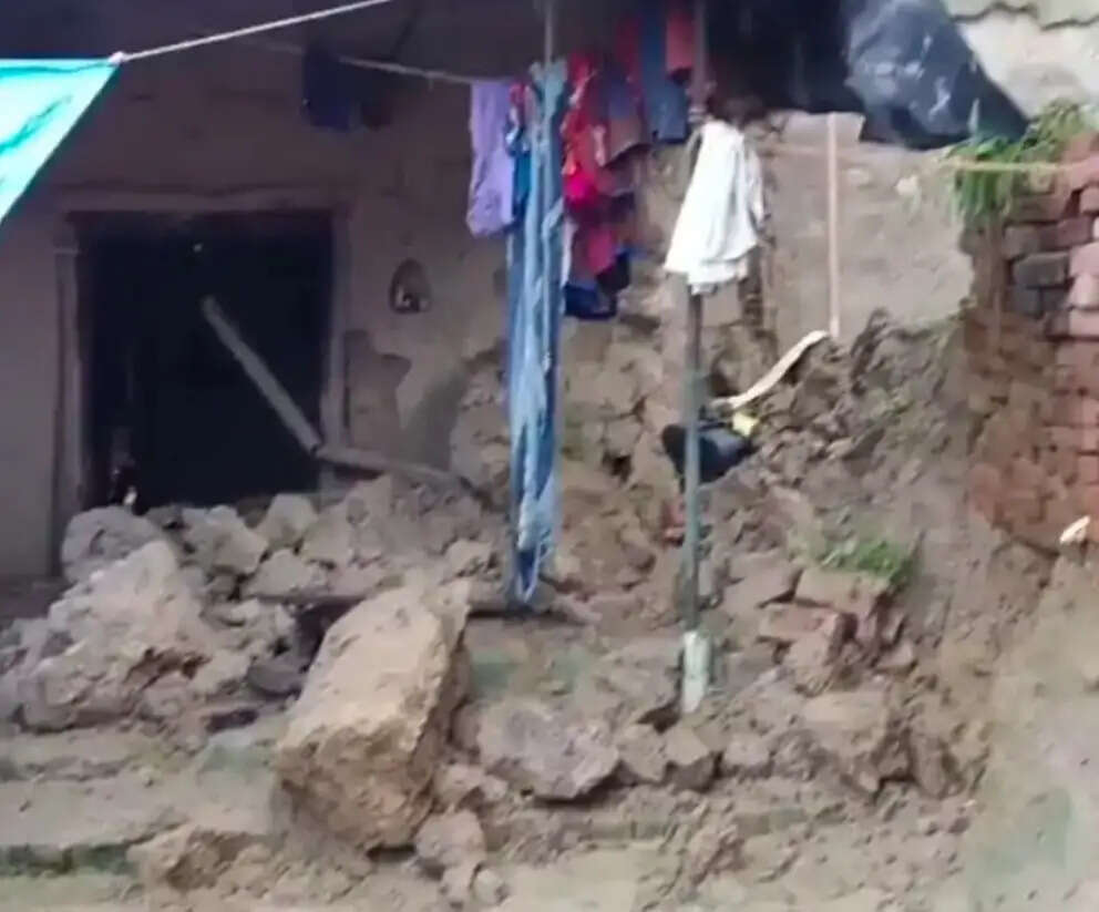 यूपी के रायबरेली में लगातार बारिश के बीच मकान ढहा, वृद्ध की मौत