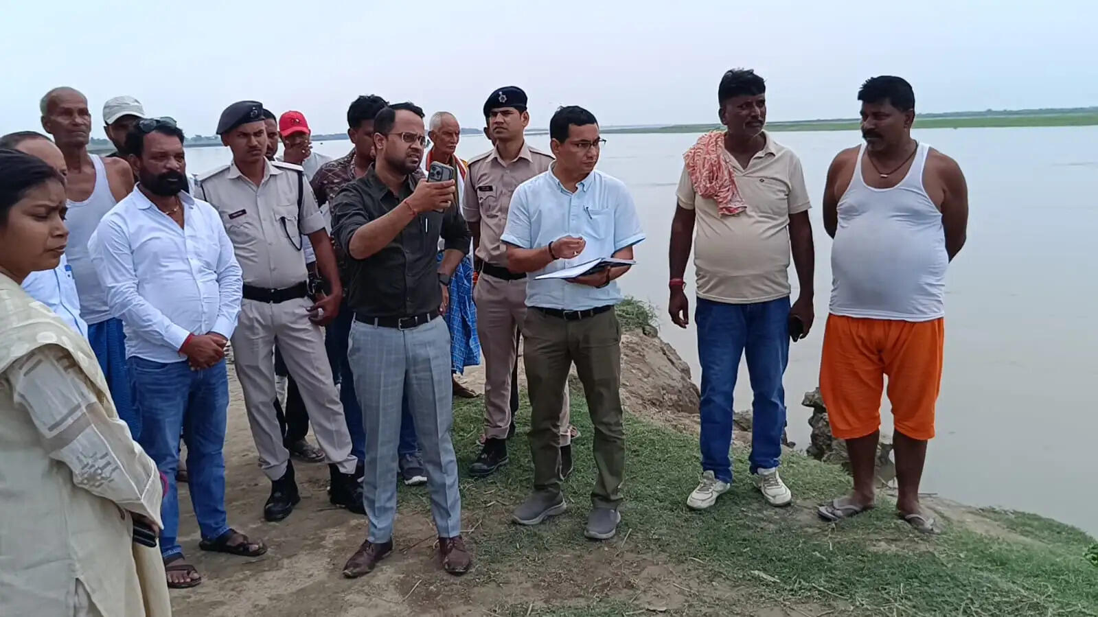 गंडक नदी के कटाव निरोधी कार्यों का जिलाधिकारी ने किया निरीक्षण