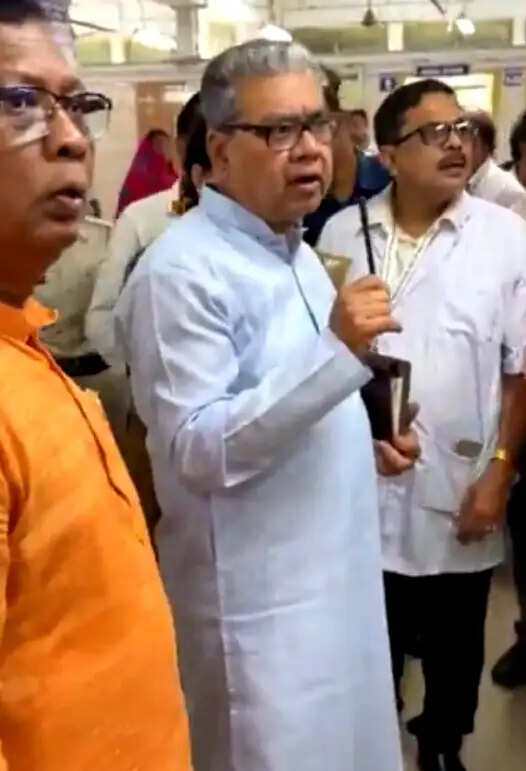 स्वास्थ्य मंत्री ने बर्दवान मेडिकल कॉलेज में लगातार दूसरे दिन किया औचक निरीक्षण