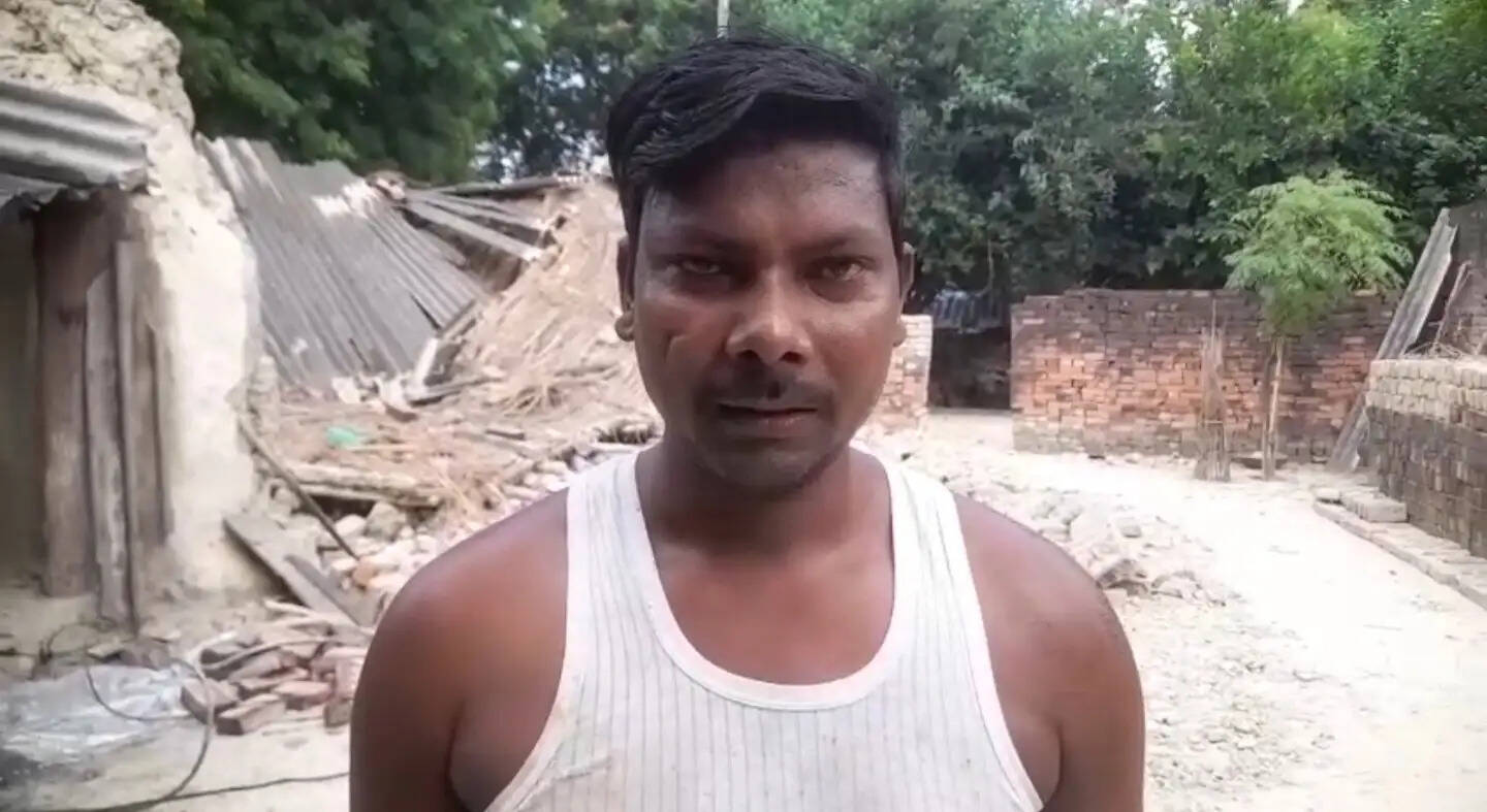 अमेठी में जर्जर मकान गिरने से मलबे में दबा परिवार,बुजुर्ग महिला समेत दो घायल