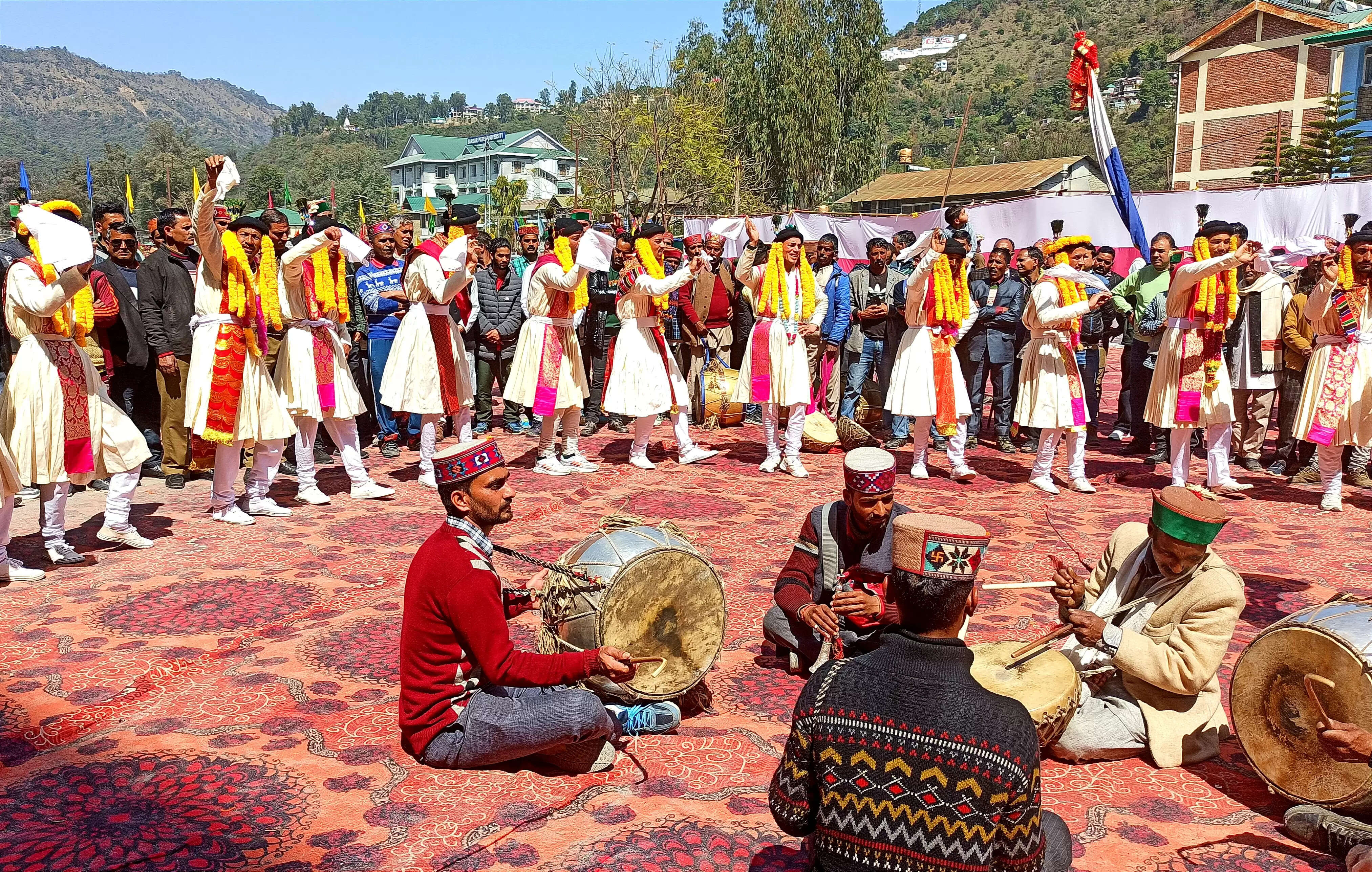 शिवरात्रि महोत्सव में वाद्य यंत्रों की गूंज पर झूमते हैं देवता, नाचते हैं देवलू