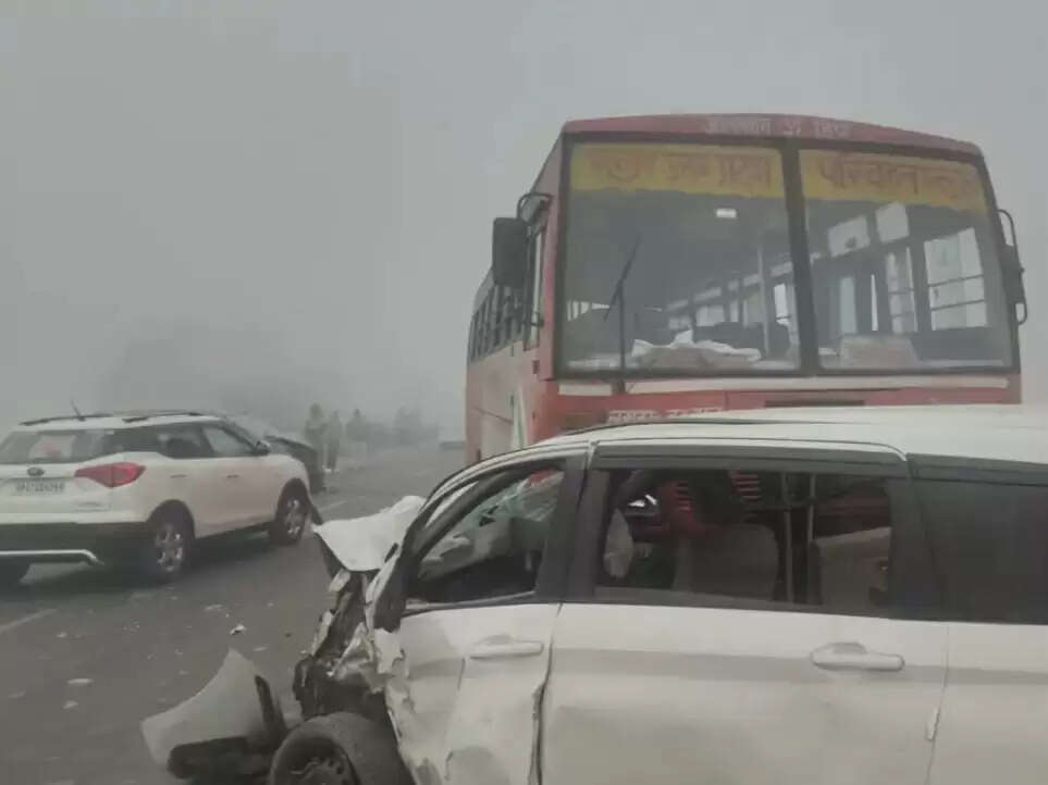 बाराबंकी में वाहनों की टक्कर में एक की मौत,आठ घायल