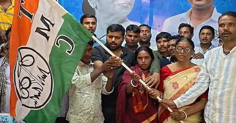 शुभेंदु के गढ़ में बीजेपी को बड़ा नुकसान, दो नेता तृणमूल में आए