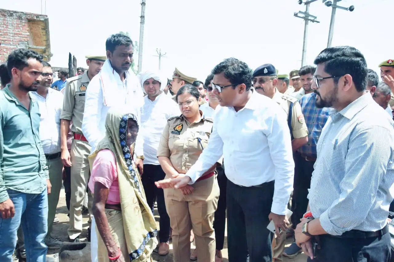 लखीमपुर खीरी में आंधी के बाद लगी भीषण आग ने मचाया तांडव, 50 घर स्वाहा, प्रभावितों के पुनर्वास में जुटे अधिकारी