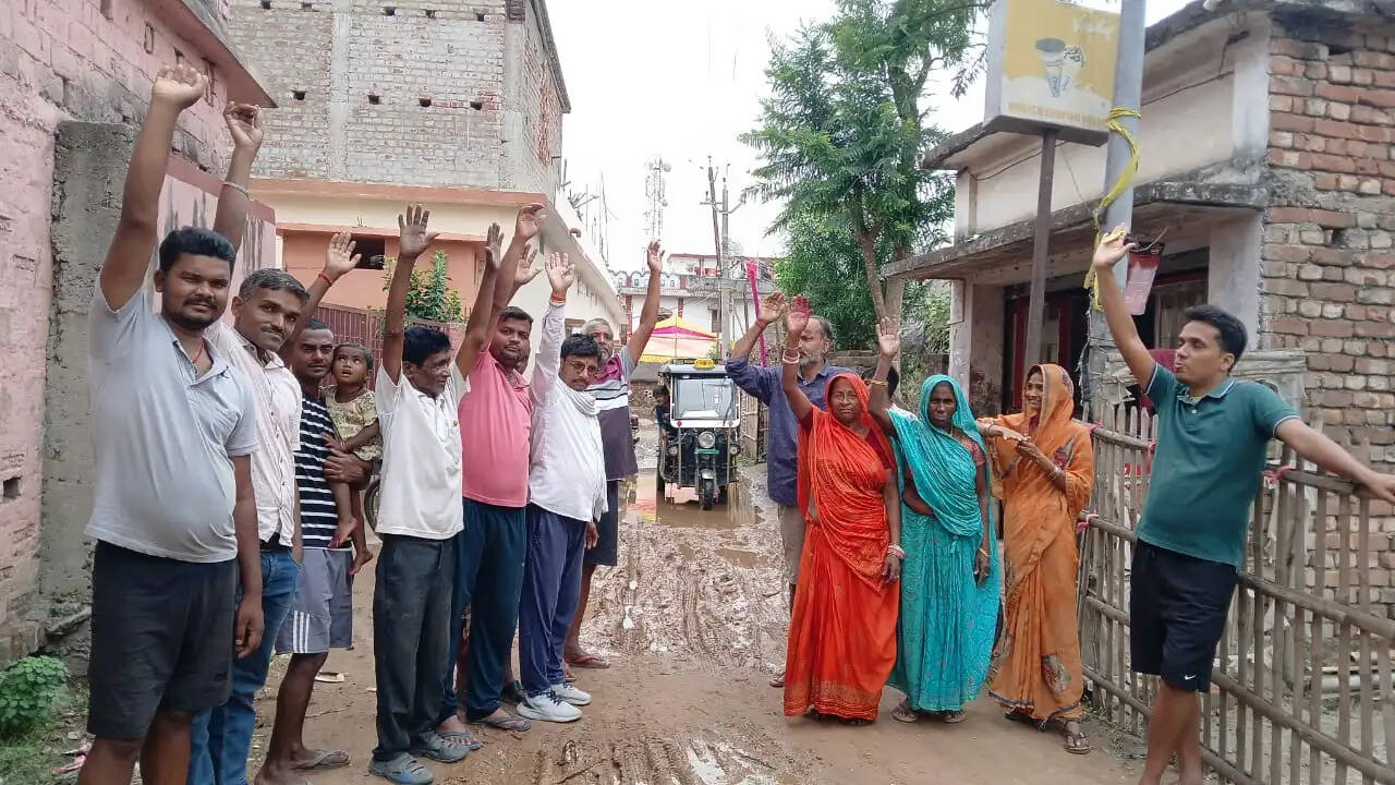 बरूआरी पंचायत की जर्जर सड़क पर फूटा ग्रामीणों का गुस्सा