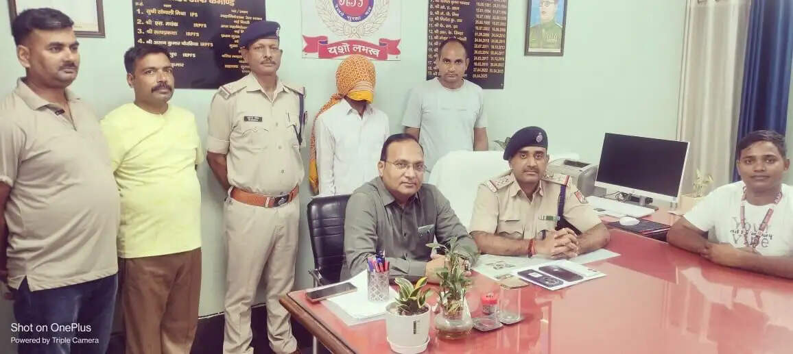 छपरा जंक्शन से तीन चोरी के मोबाइल के साथ एक गिरफ्तार