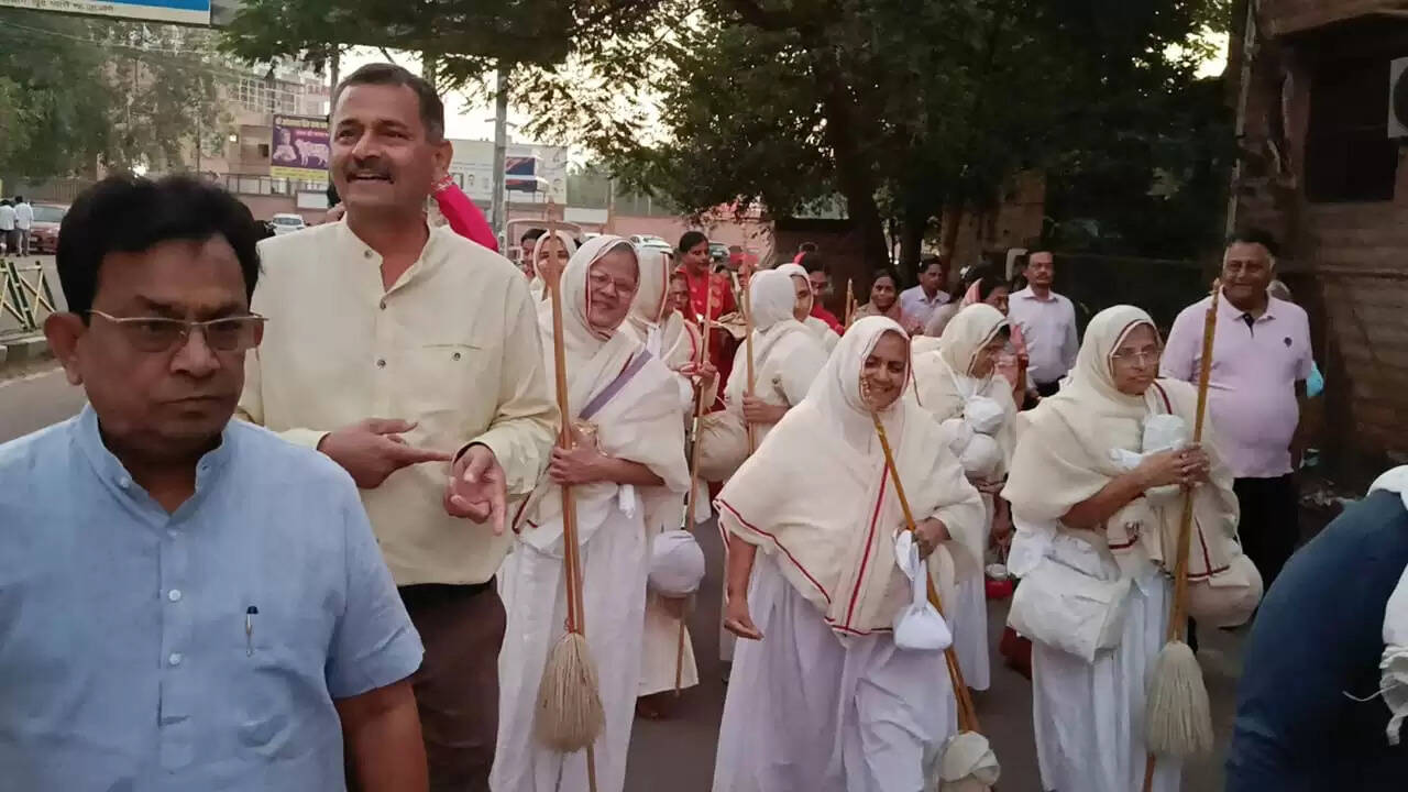 संतों व साध्वियों ने किया चातुर्मास स्थान परिवर्तन : चार माह से चल रहे चातुर्मास का समापन