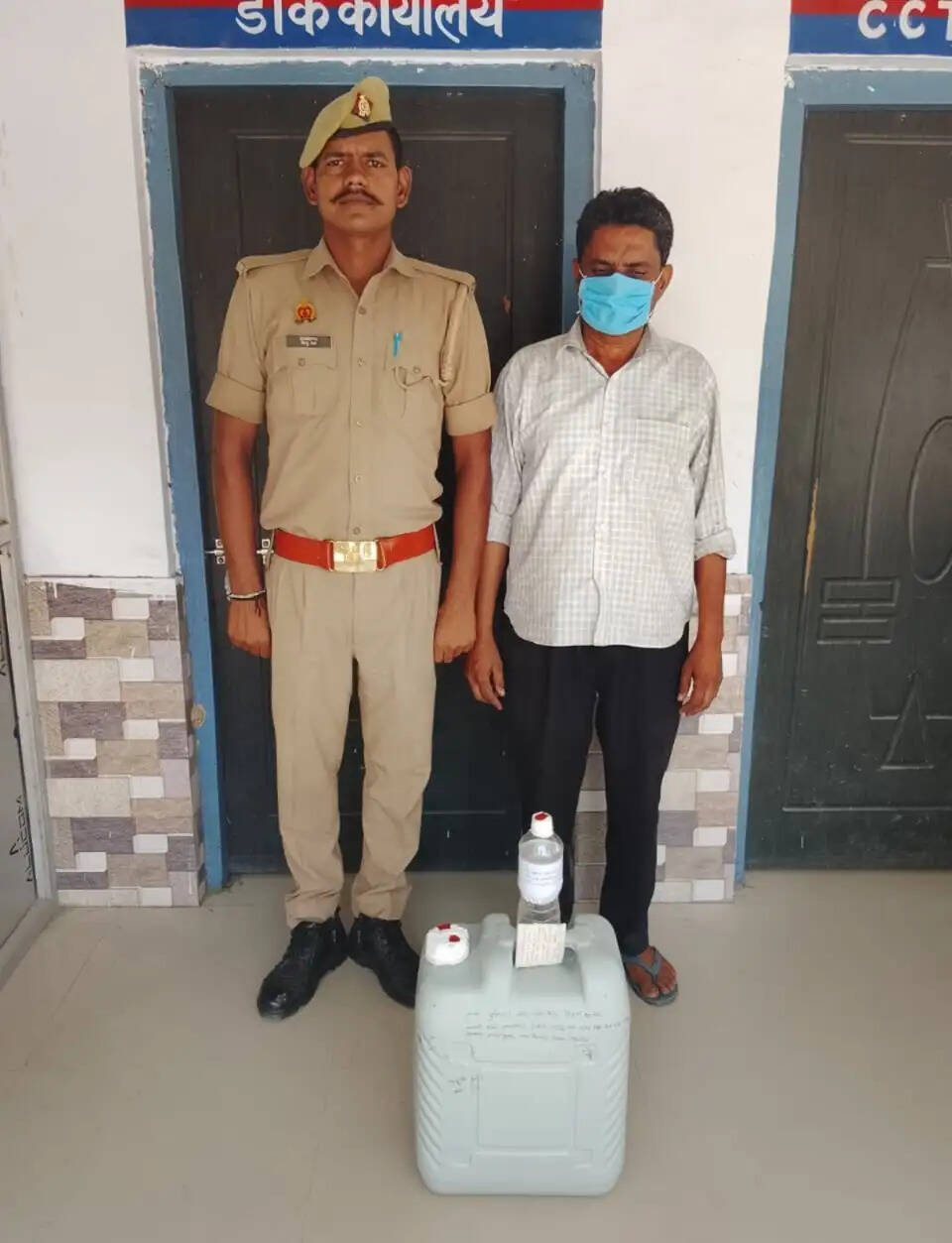 पुलिस ने एक तस्कर काे कच्ची शराब के साथ गिरफ्तार किया