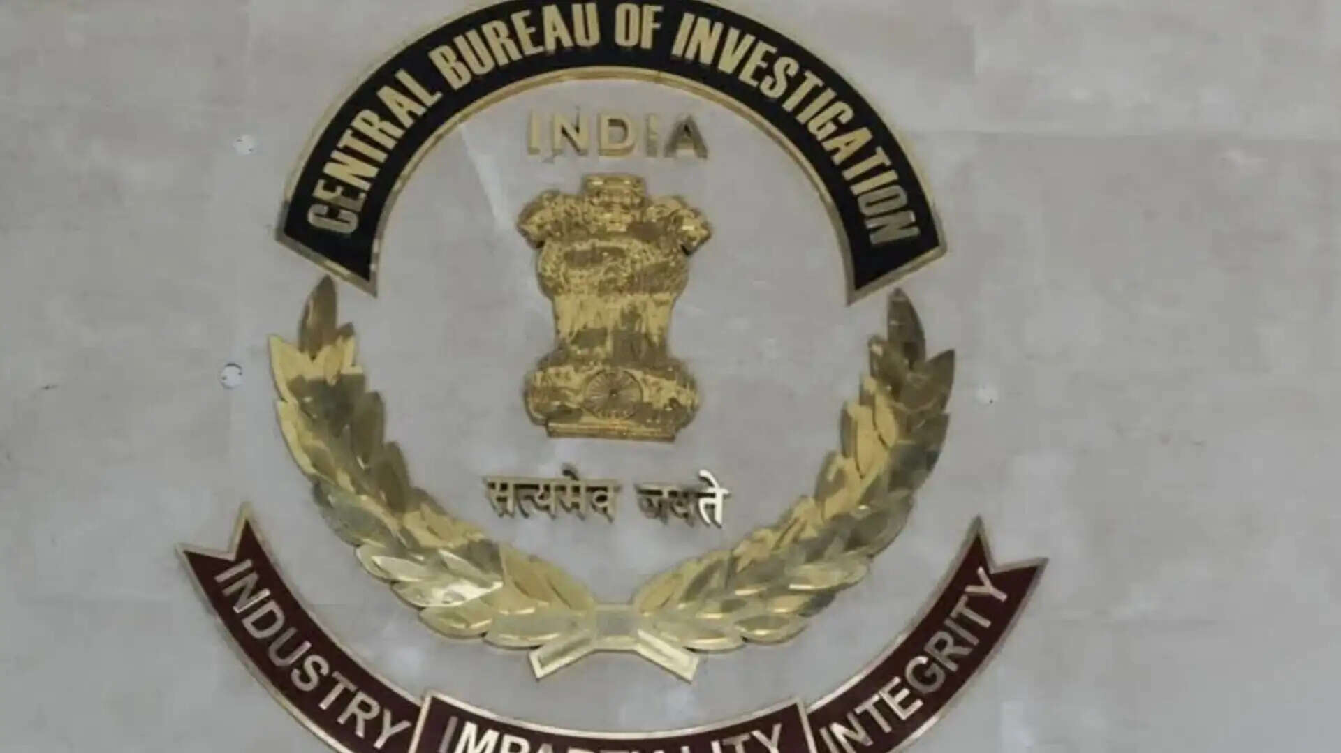 सीबीआई ने रेलवे के वरिष्ठ अनुभाग अभियंता को 15 लाख रुपये रिश्वत लेते रंगे हाथों पकड़ा