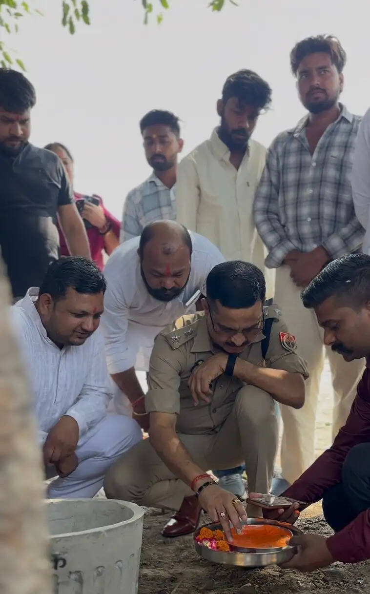 विश्व हिंदू परिषद एवं बजरंग दल ने गर्मी में गोवंश के लिए जल पात्र रखवाए