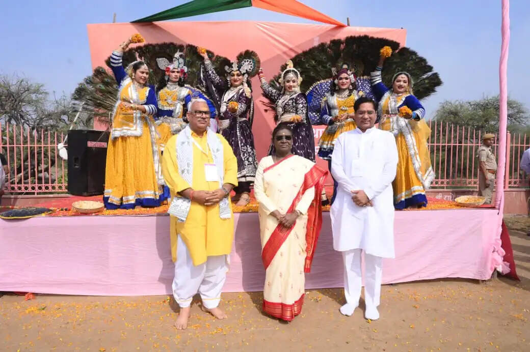 राष्ट्रपति द्रौपदी मुर्मु ने की गिरिराज महाराज की परिक्रमा