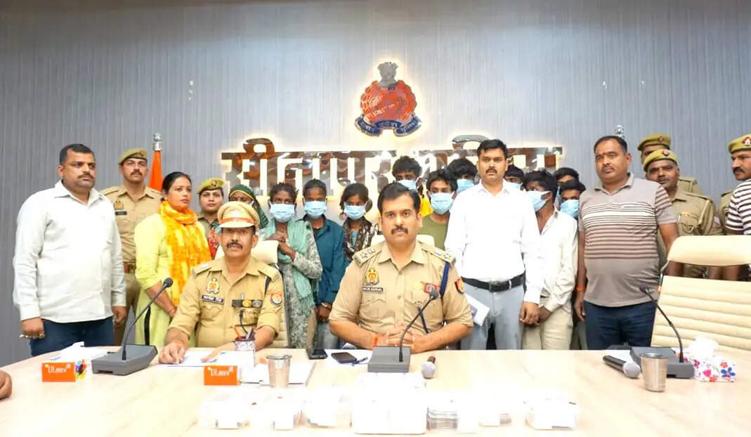 यूपी&nbsp;की&nbsp;सीतापुर&nbsp;पुलिस&nbsp;ने&nbsp;मध्य प्रदेश के 15 शातिर चोराें काे गिरफ्तार किया