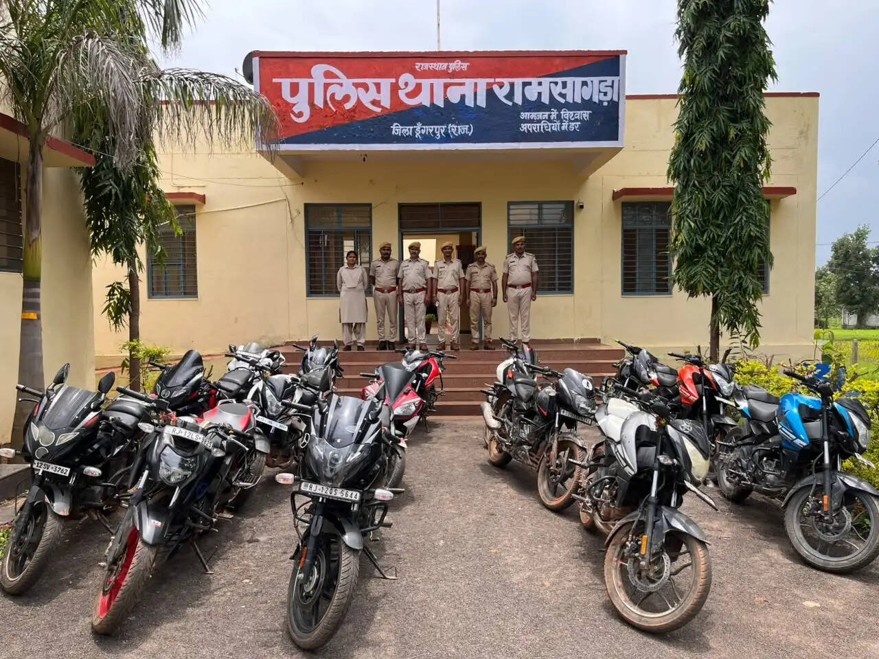 डूंगरपुर पुलिस का ऑपरेशन संस्कार: सड़कों पर हुड़दंग मचाने वाले स्टंटबाजों पर कार्रवाई, 51 पावर बाइक्स जब्त