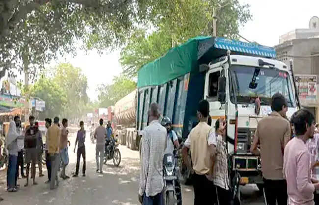 रेवाड़ी : बिजली-पानी संकट पर फूटा गुस्सा लगाया जाम, अधिकारियों के आश्वासन के बाद खुला मार्ग