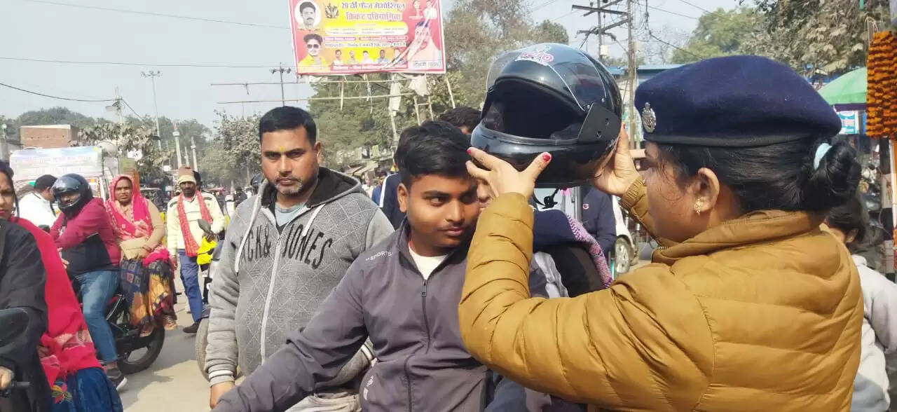 सड़क सुरक्षा माह में हेलमेट पहना रोको-टोको अभियान जारी