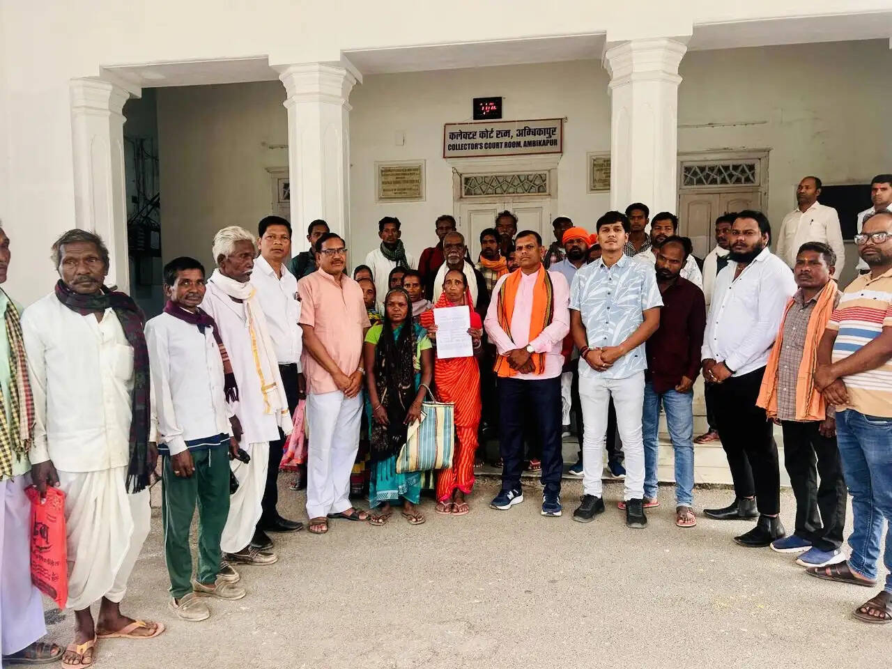 अंबिकापुर : पुश्तैनी जमीन पर कब्जे का आरोप, आदिवासियों ने कलेक्ट्रेट पहुंचकर उठाई आवाज