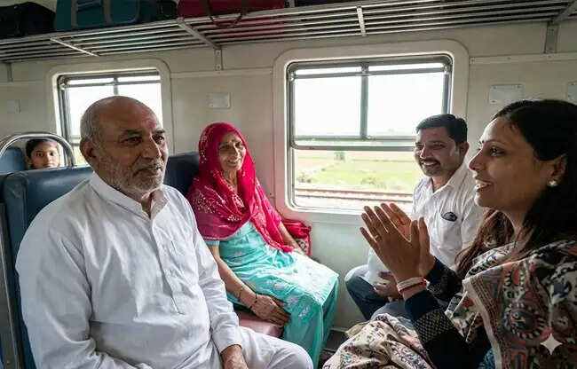 सोनीपत: हाइड्रोजन ट्रेन में 35 कार्यकर्ताओं संग जींद रवाना हुई भाजपा प्रदेश अध्यक्ष